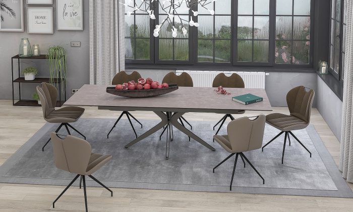 Photo d'une salle à manger avec une collection comprenant une table de repas et chaise. Les meubles présentent des finitions en céramique effet argile et des piétements en métal taupe.