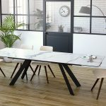 Photo d'une salle à manger avec une collection comprenant une table de repas et chaise. Les meubles présentent des finitions en céramique effet marbre blanc et des piétements en métal noir.