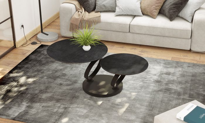 Photo d'ambiance présentant un salon avec une table basse. Les piètement sont en acier laqué noir avec un plateau en céramique effet béton noir.