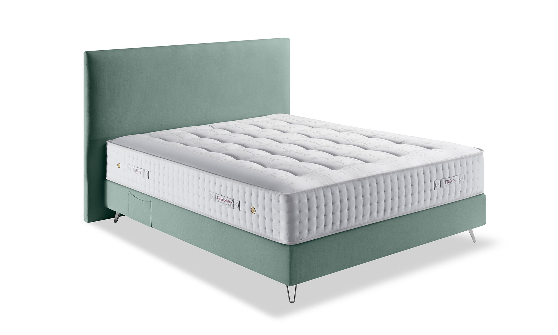 Photo présentant un lit composé d'un matelas en mousse blanc de hauteur : 30, ainsi qu'une tête de lit en tissu vert d'eau.