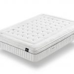 Photo présentant un matelas de haute qualité blanc, ainsi des motifs de fleur et de formes géométrique.